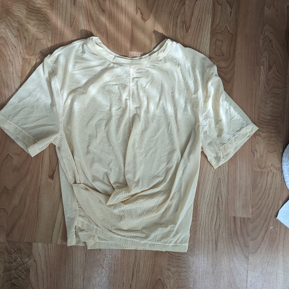 Lululemon Lightweight Mesh Reversible Yoga T-Shirt - Picture 6 of 8